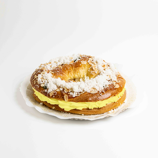 "Roscón de Reyes artesano de Formentor con masa esponjosa y relleno de crema pastelera, decorado al estilo tradicional y fotografiado sobre fondo blanco."