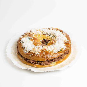 Roscón de Reyes artesano de Formentor con masa esponjosa y relleno de trufa montada, decorado al estilo tradicional y fotografiado sobre fondo blancoRoscón de Reyes artesano de Formentor con masa esponjosa y relleno de trufa montada, decorado al estilo tradicional y fotografiado sobre fondo blanco