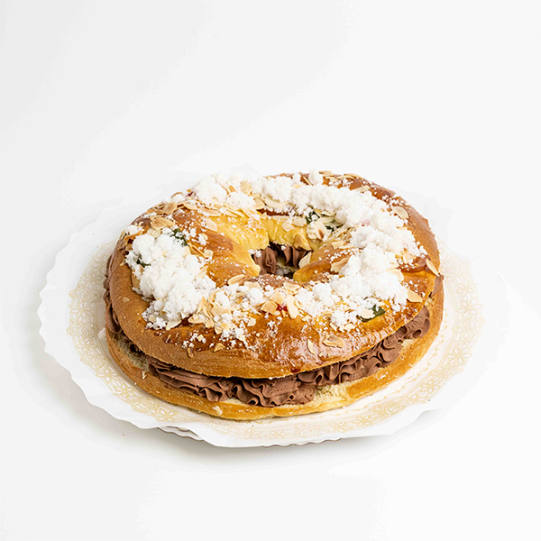 Roscón de Reyes artesano de Formentor con masa esponjosa y relleno de trufa montada, decorado al estilo tradicional y fotografiado sobre fondo blancoRoscón de Reyes artesano de Formentor con masa esponjosa y relleno de trufa montada, decorado al estilo tradicional y fotografiado sobre fondo blanco