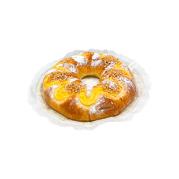 Versión mini de la tradicional Corona de la Almudena, elaborada a mano con masa esponjosa de estilo brioche, relleno de suave crema pastelera y terminada con azúcar glas y crujiente de almendra. Ideal para desayunos, sobremesas y celebraciones con un toque madrileño auténtico.