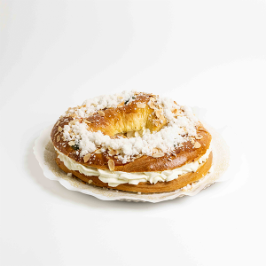 Roscón de Reyes artesano de Formentor con masa esponjosa y decoración tradicional, reconocido con la Corona de la Almudena al mejor roscón de nata, fotografiado sobre fondo blanco