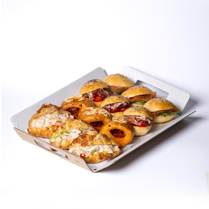 Surtido salado de bollería artesanal de Formentor incluyendo croissants, suizos y mediasnoches.