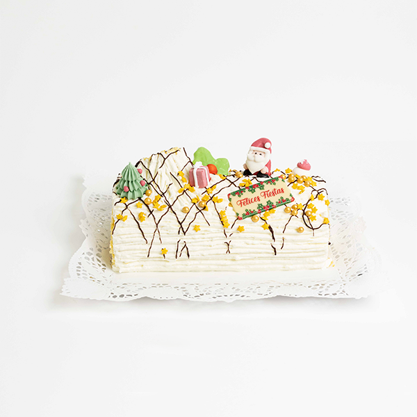 Tronco de Navidad de bizcocho esponjoso con crema y cobertura decorada de nata, elaborado artesanalmente por Formentor y presentado sobre fondo blanco