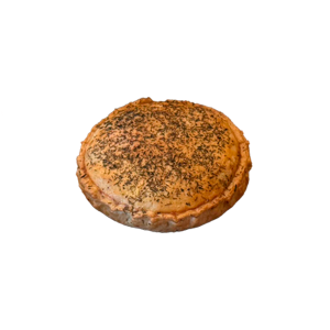 Versión grande de la tradicional empanada malloruqina de corderro, panceta, huevo , sobrasada y guisantes.