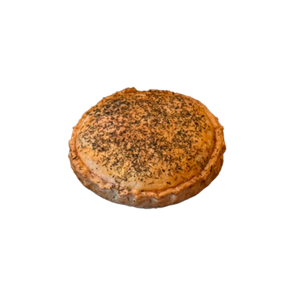 Versión grande de la tradicional empanada malloruqina de corderro, panceta, huevo , sobrasada y guisantes.